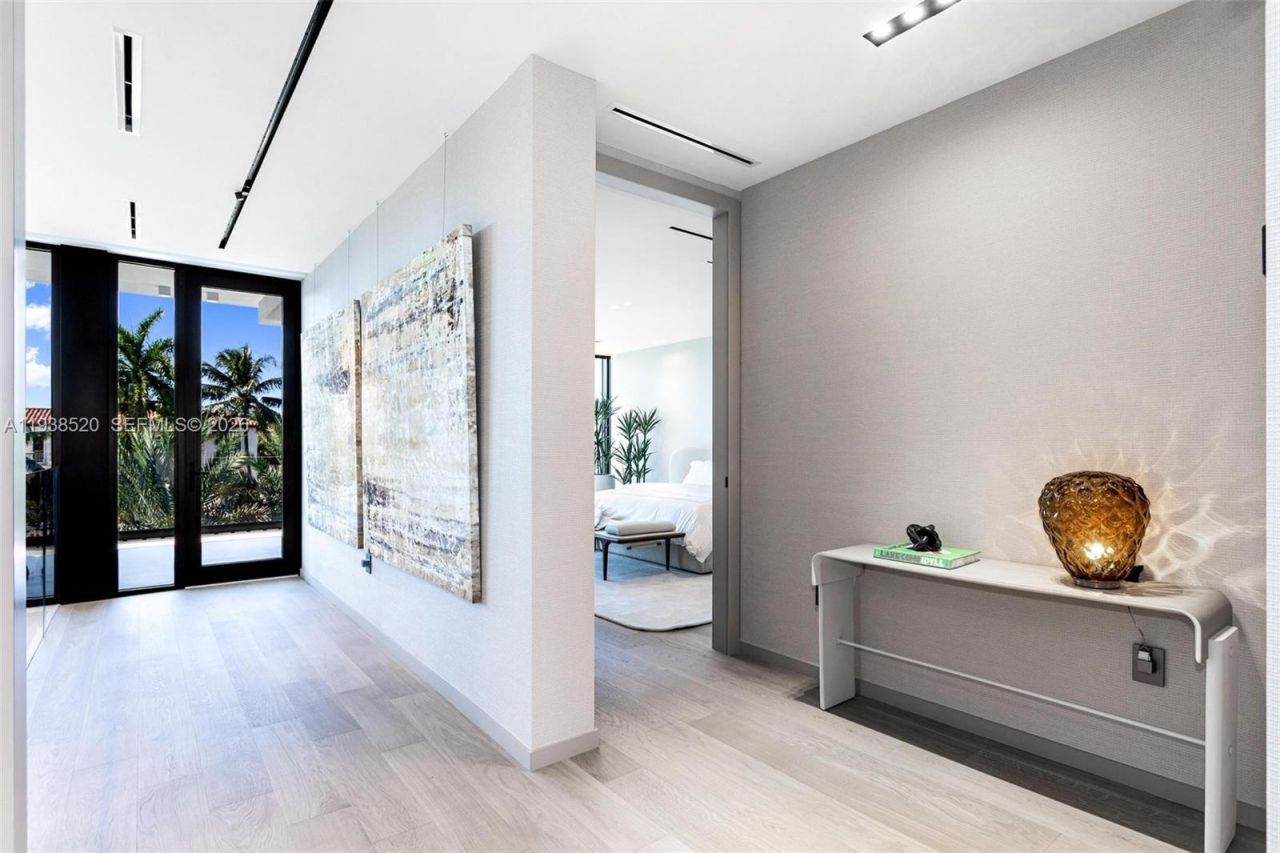 13000 N Bayshore Dr, North Miami, FL 33181 Photo