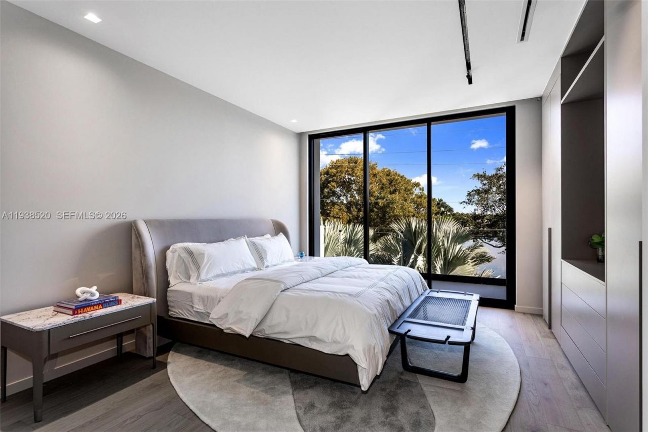 13000 N Bayshore Dr, North Miami, FL 33181 Photo