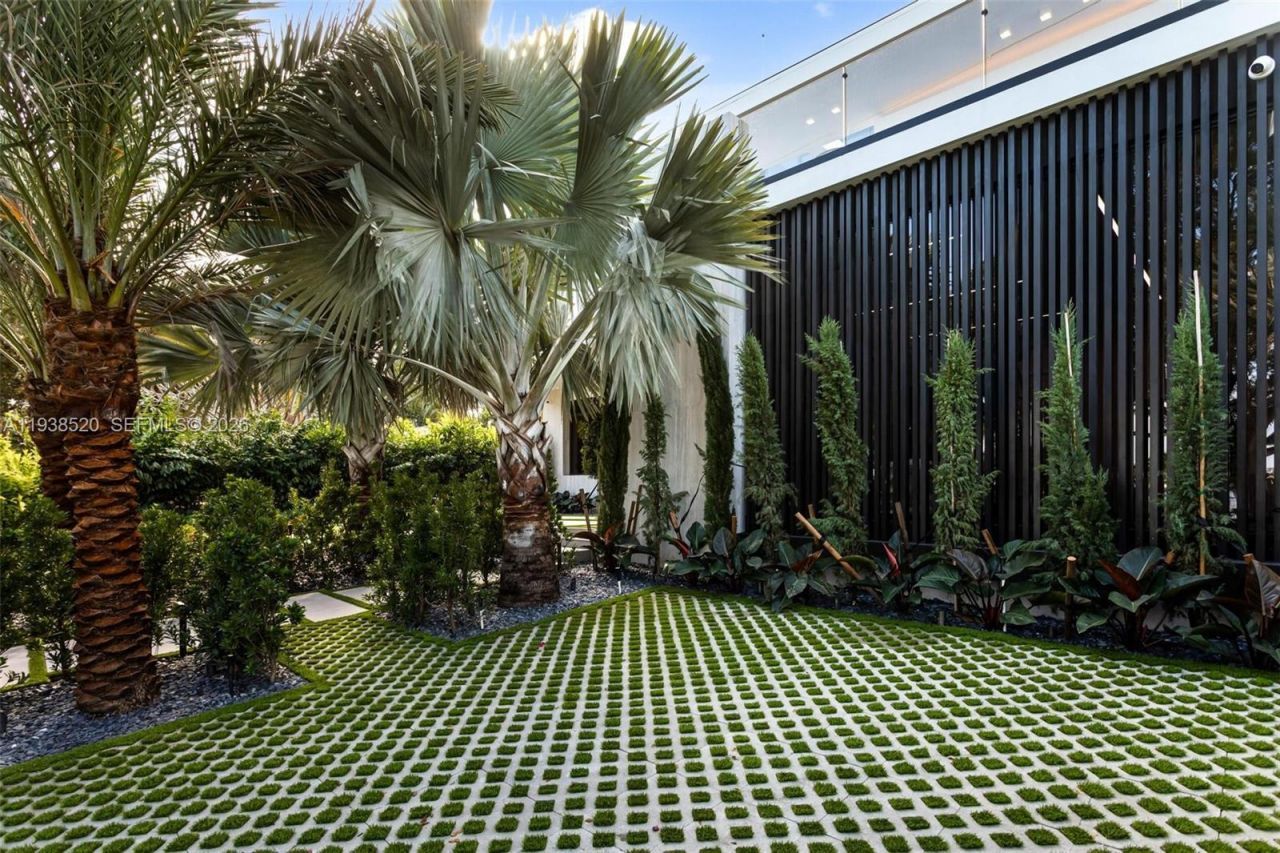 13000 N Bayshore Dr, North Miami, FL 33181 Photo