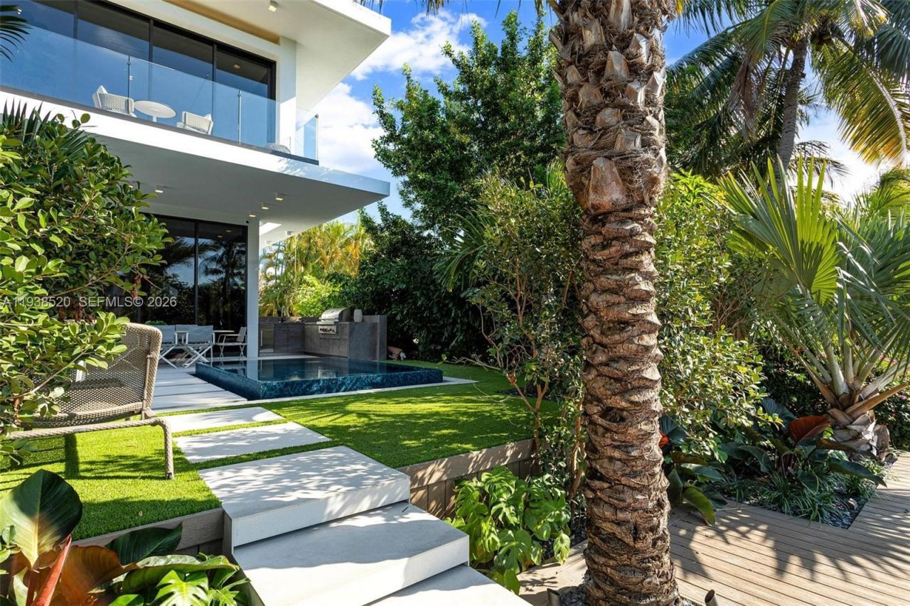 13000 N Bayshore Dr, North Miami, FL 33181 Photo