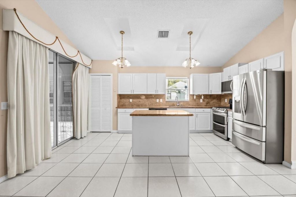 2010 Normandy Cir, West Palm Beach, FL 33409 Photo