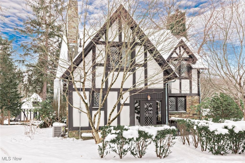 7020 South Woodland Road, Chagrin Falls, OH 44022 Main Photo