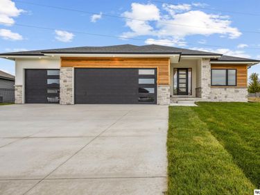 10005 S 180th Avenue Circle, Omaha, NE 68136