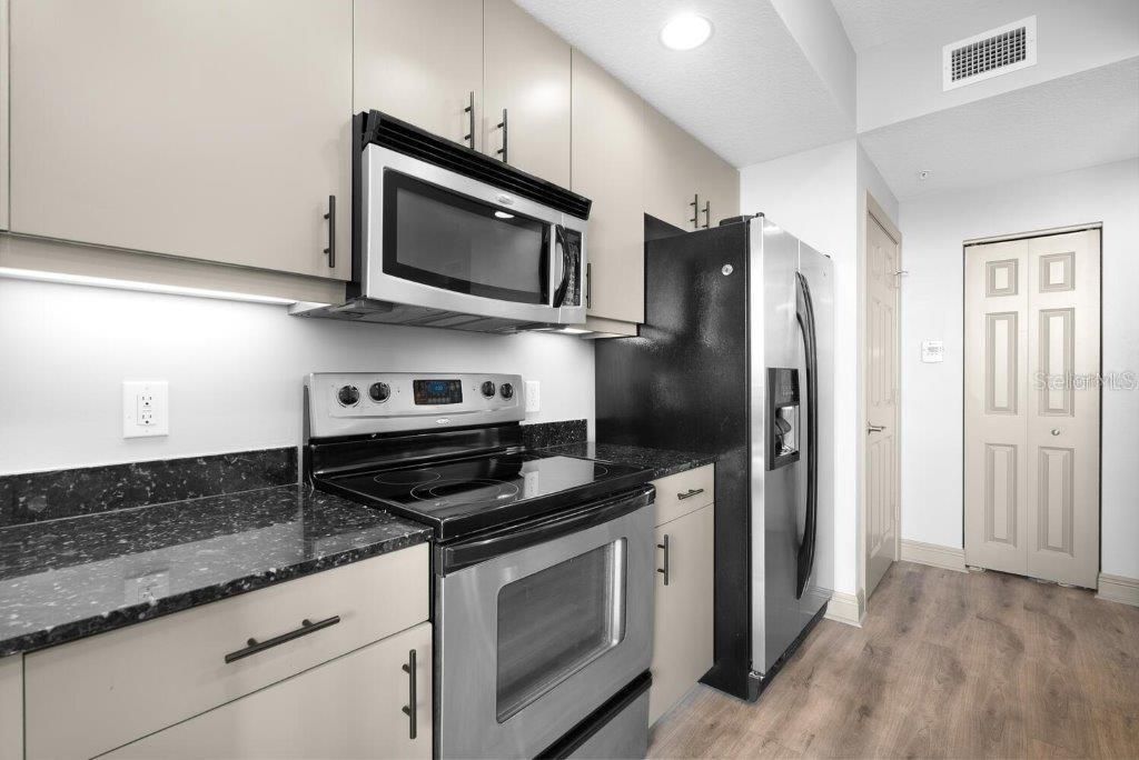 800 N Tamiami Trail, Unit 405, Sarasota, FL 34236 Photo