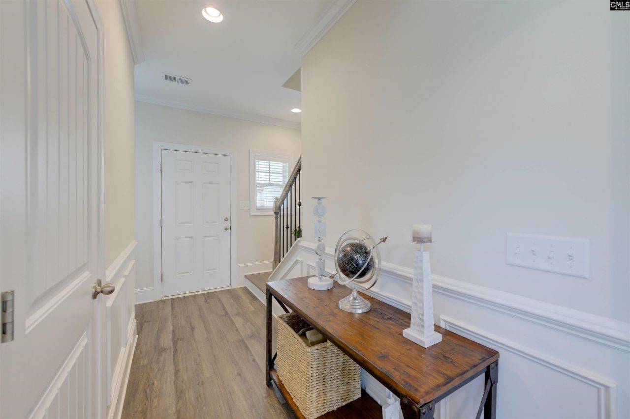 404 Lombard Way  Photo 6