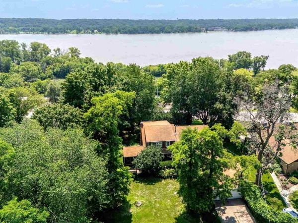 25111 VALLEY Drive, Pleasant Valley, IA 52722