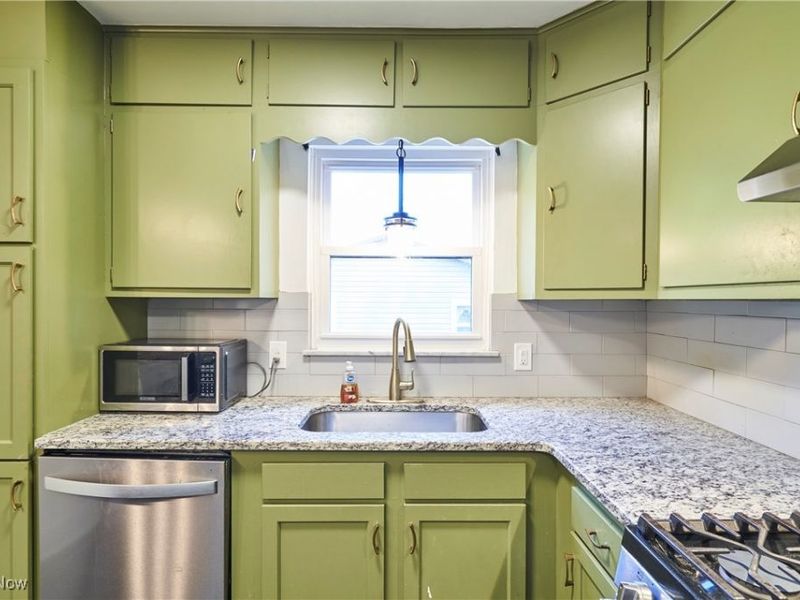 635 N Hawkins Avenue, Akron, OH 44313 Photo 10