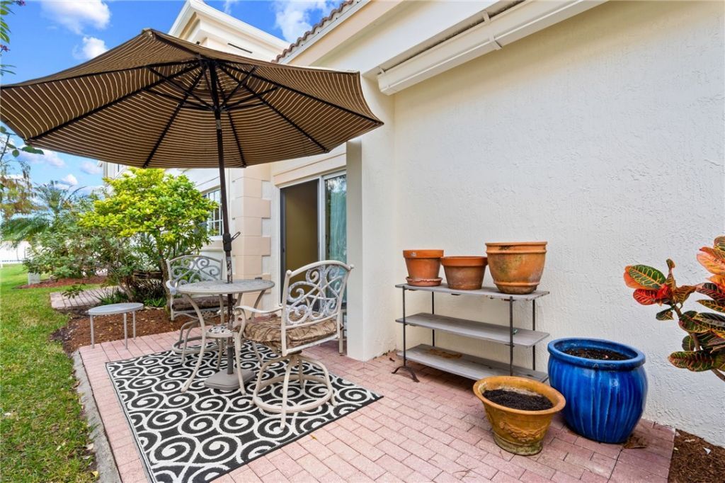 512 7th Square, Unit 101, Vero Beach, FL 32962 Photo