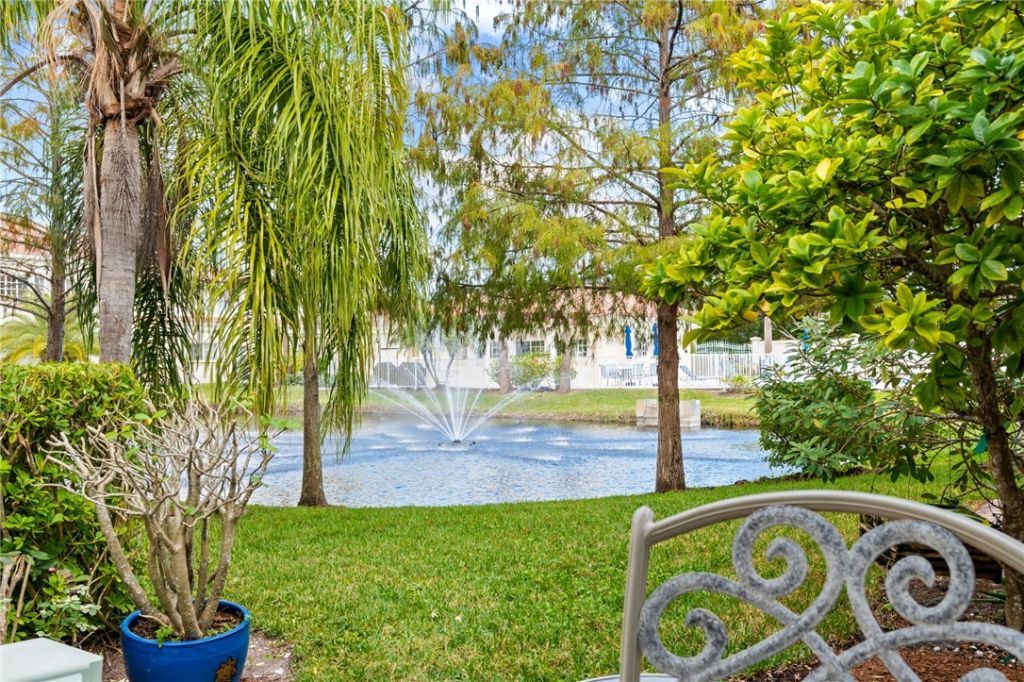 512 7th Square, Unit 101, Vero Beach, FL 32962 Photo