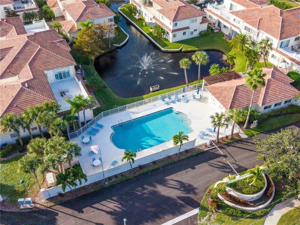 512 7th Square, Unit 101, Vero Beach, FL 32962 Photo