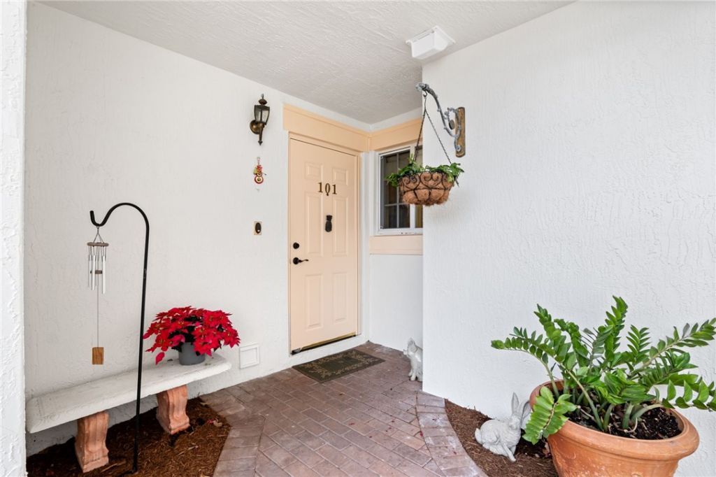 512 7th Square, Unit 101, Vero Beach, FL 32962 Photo