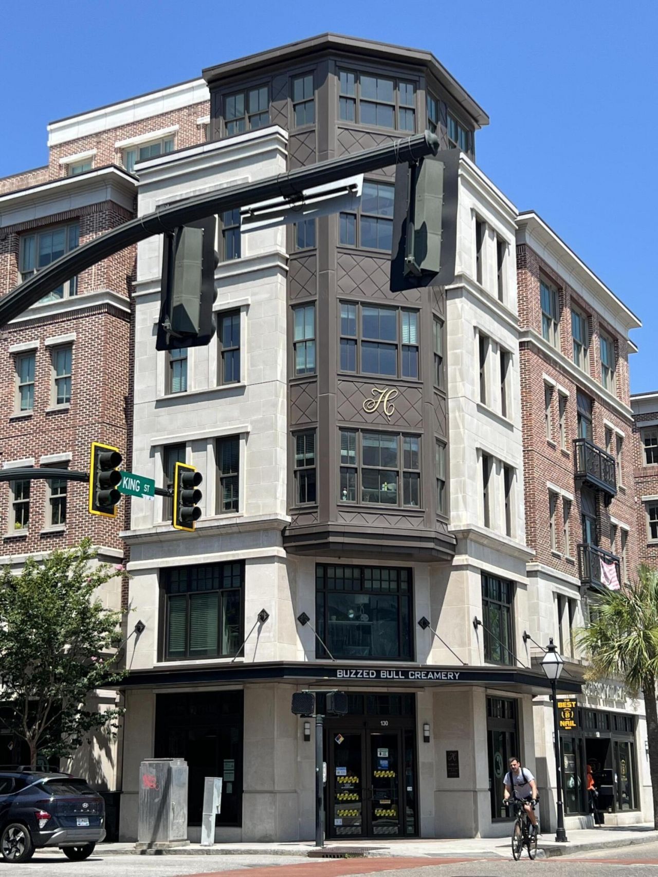 680 King Street Photo 23