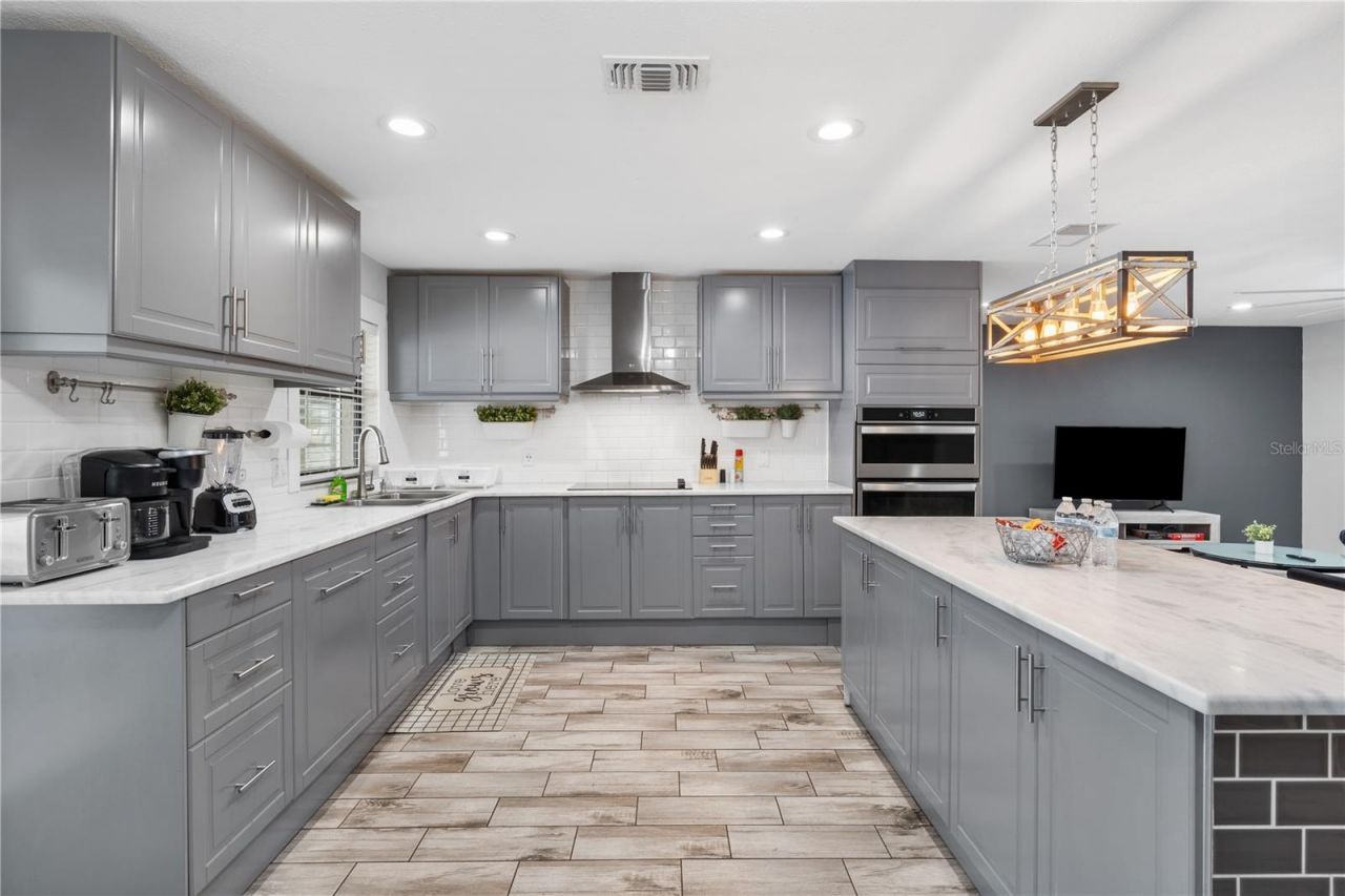 1011 67th Avenue Drive W, Bradenton, FL 34207 Photo