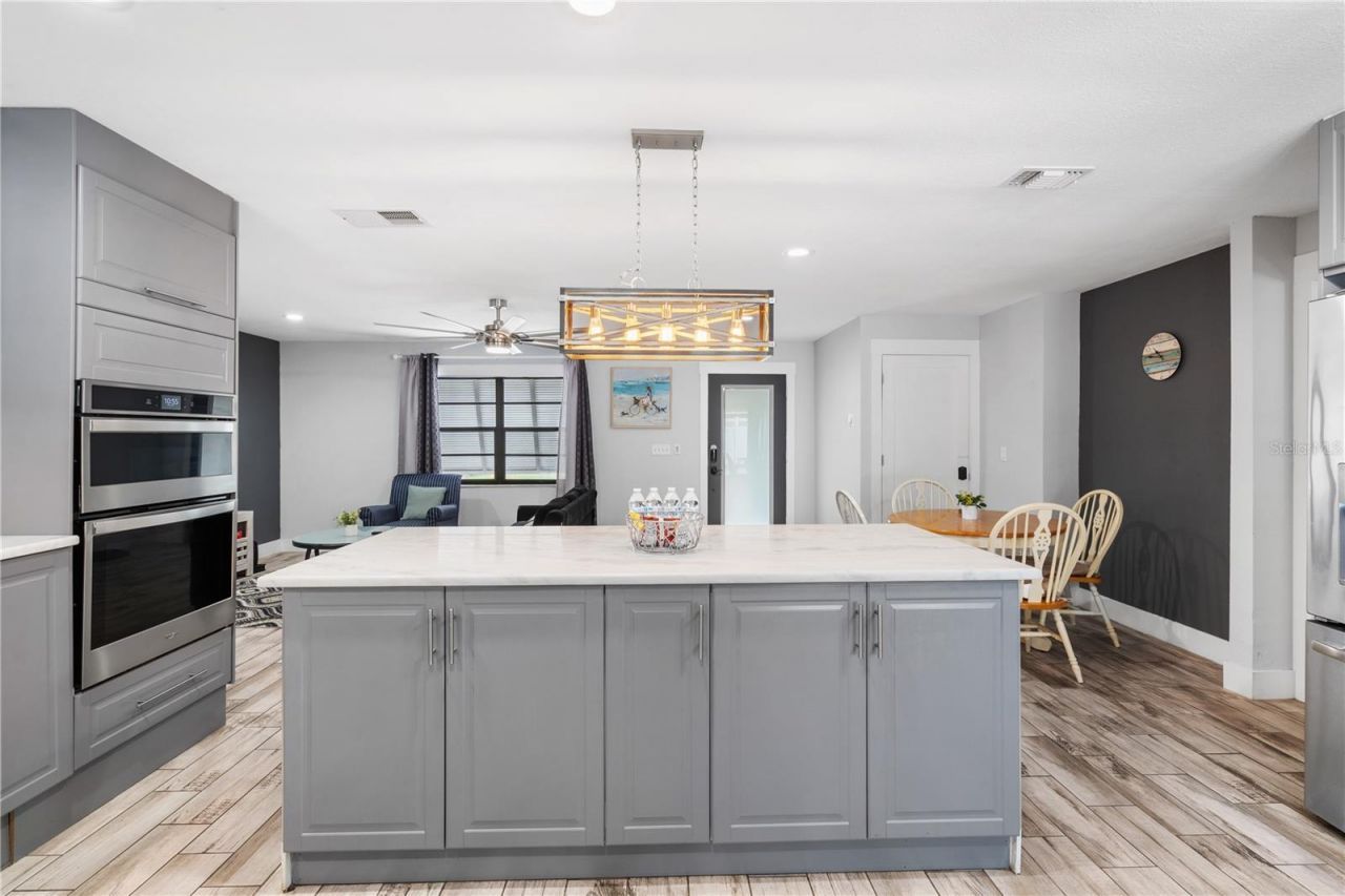 1011 67th Avenue Drive W, Bradenton, FL 34207 Photo