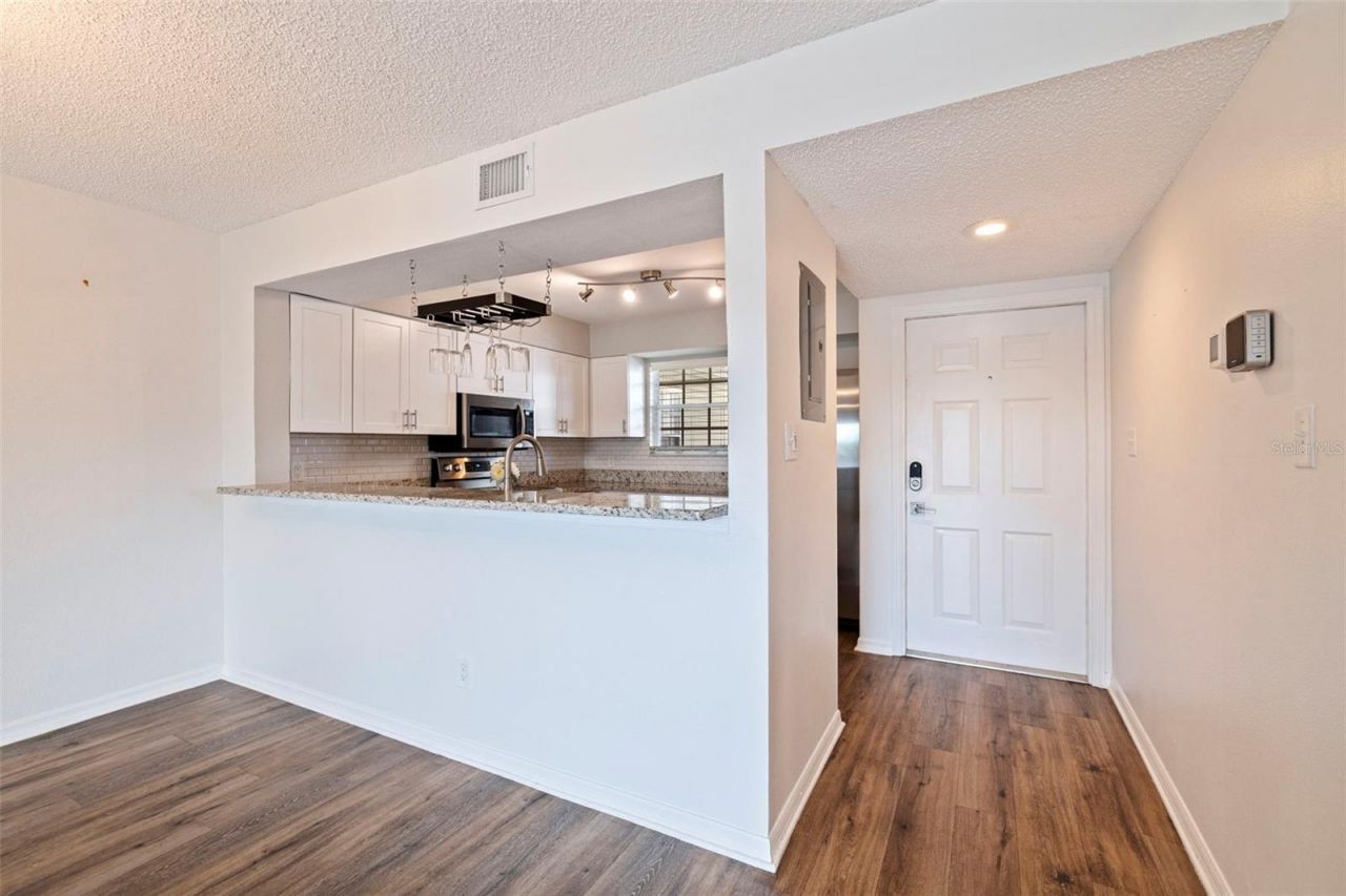 6826 Stones Throw Circle N, Unit 11201, Saint Petersburg, FL 33710 Photo