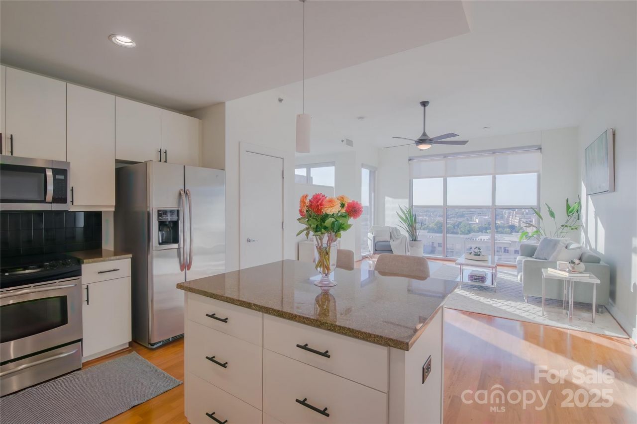 333 W Trade Street W, Unit 905, Charlotte, NC 28202 Main Photo