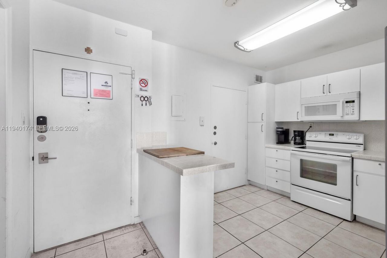 5601 Collins Ave , Unit 825, Miami Beach, FL 33140 Photo