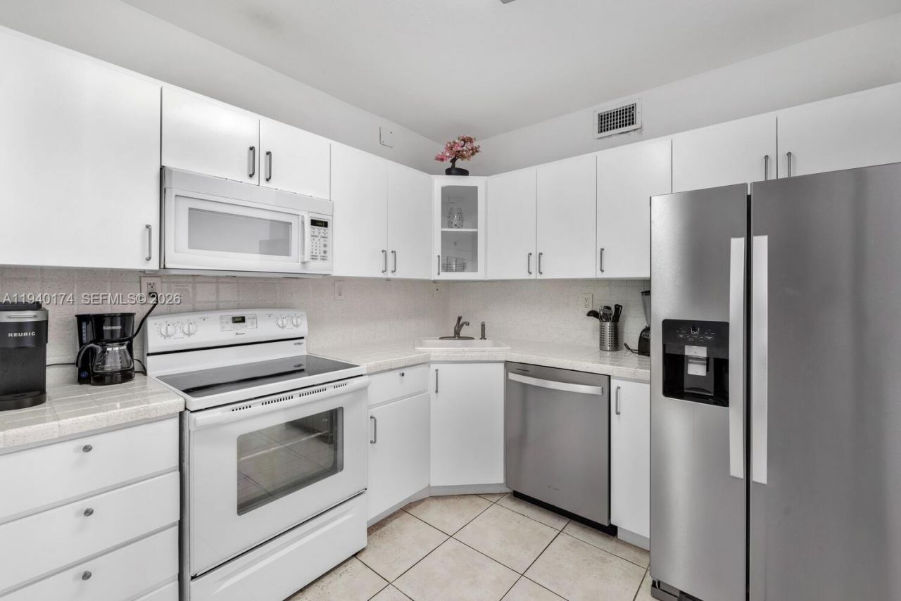 5601 Collins Ave , Unit 825, Miami Beach, FL 33140 Photo