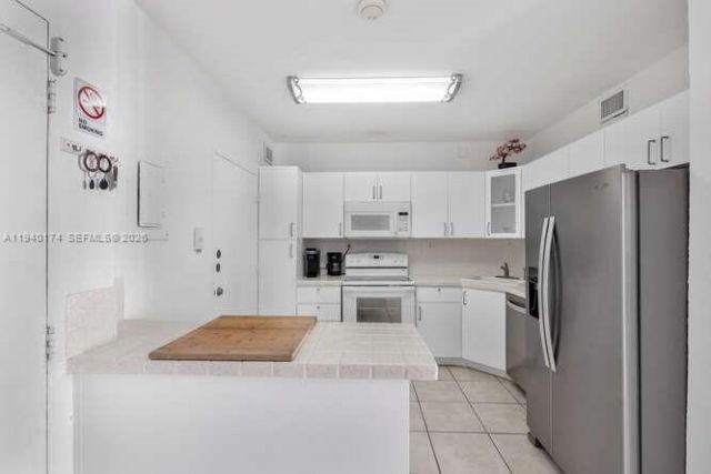 5601 Collins Ave , Unit 825, Miami Beach, FL 33140 Photo