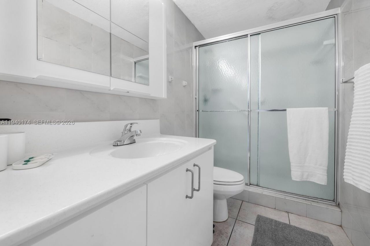 5601 Collins Ave , Unit 825, Miami Beach, FL 33140 Photo