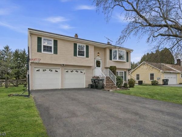 8 Village Ct, Flemington, NJ 08822