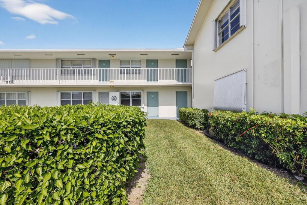 480 Horizons W, Unit 104, Boynton Beach, FL 33435 Photo