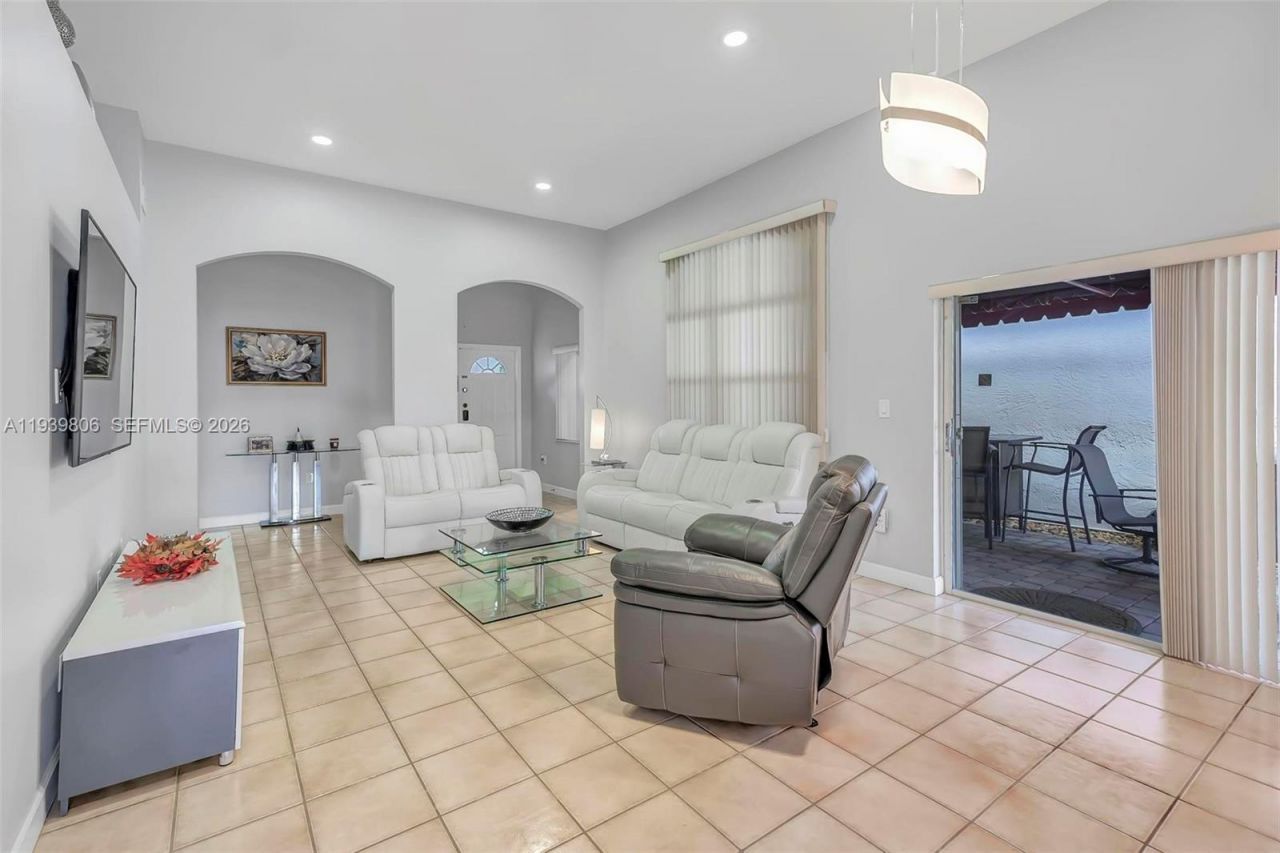 945 NW 132nd Ave W , Miami, FL 33182 Photo