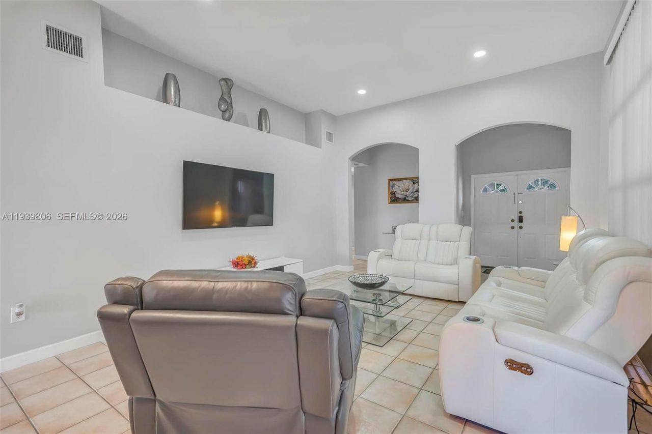 945 NW 132nd Ave W , Miami, FL 33182 Photo