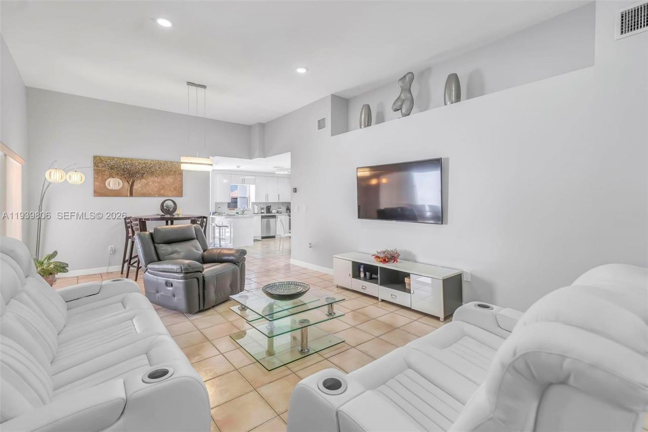 945 NW 132nd Ave W , Miami, FL 33182 Photo