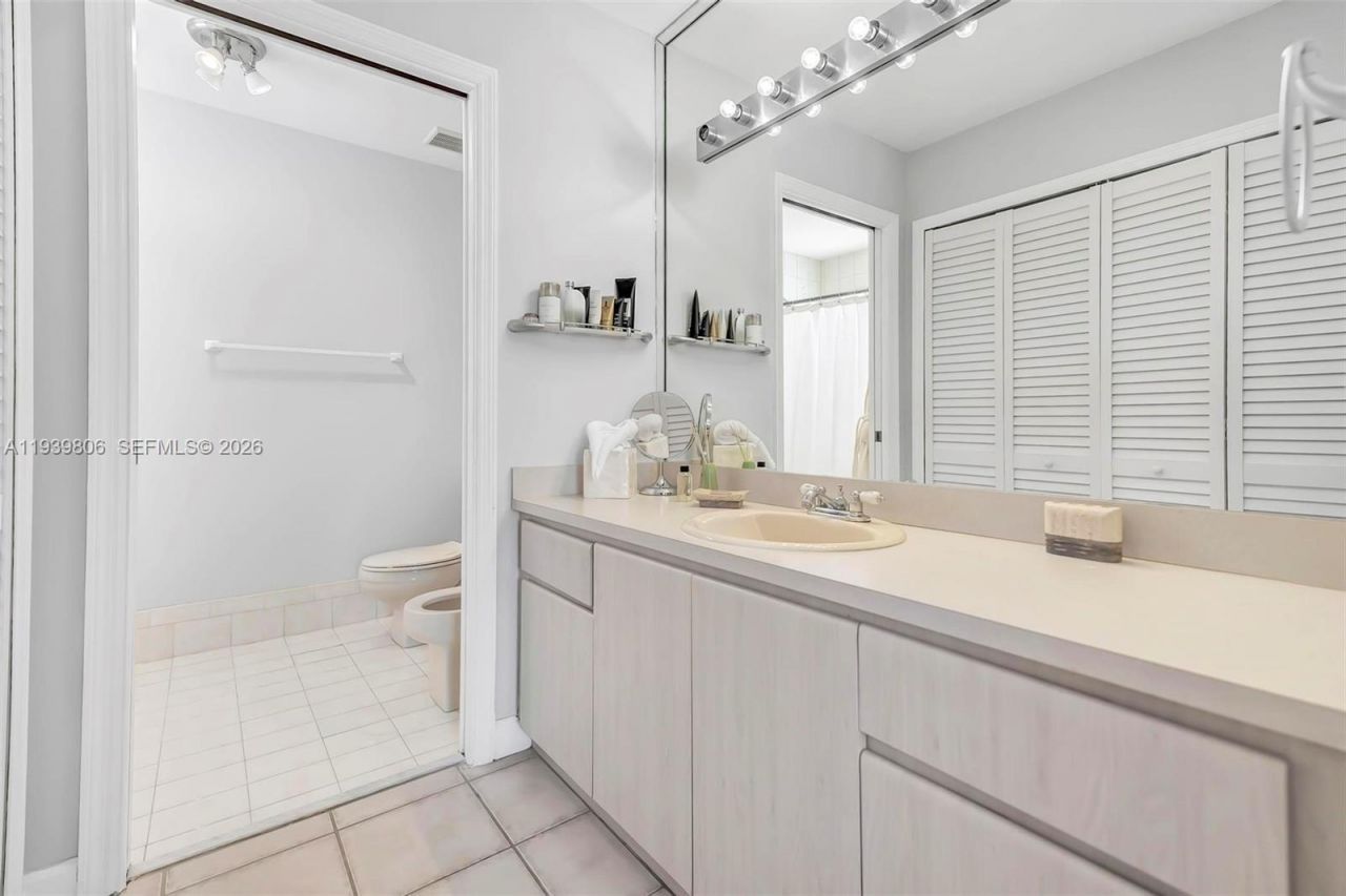 945 NW 132nd Ave W , Miami, FL 33182 Photo