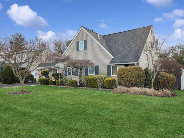 14 March Lane, Westbury, NY 11590