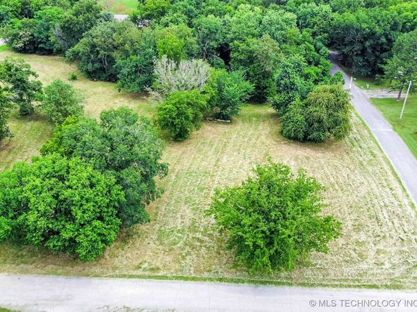 715 S Cherokee Street , Locust Grove, OK 74352