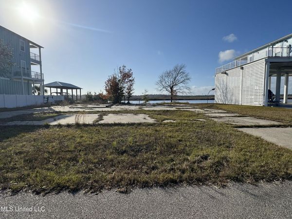 10187 S River Drive, Biloxi, MS 39532