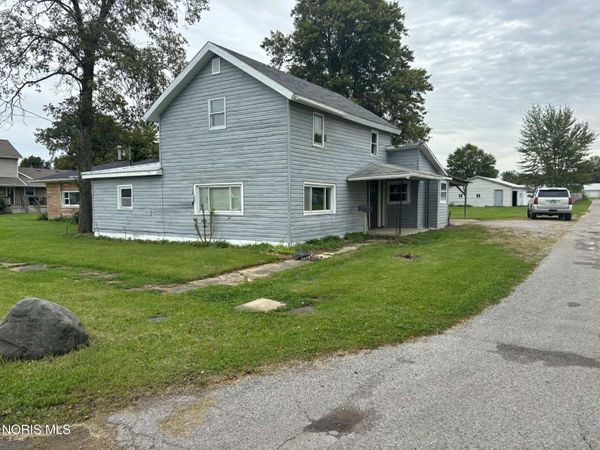 423 S Stearns Avenue, Deshler, OH 43516