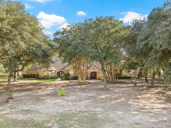 201 Country Club Drive , Mount Pleasant, TX 75455