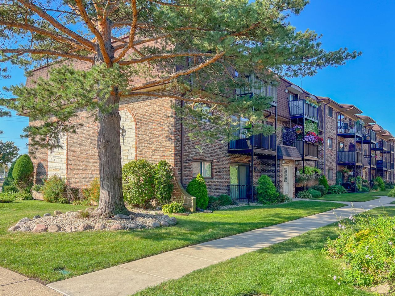 7604 W Lawrence Avenue, Unit 1B, Harwood Heights, IL 60706 Main Photo
