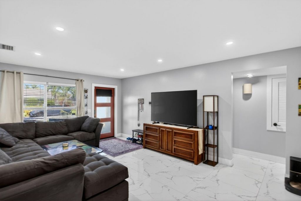 3330 NW 69th St, Fort Lauderdale, FL 33309 Photo