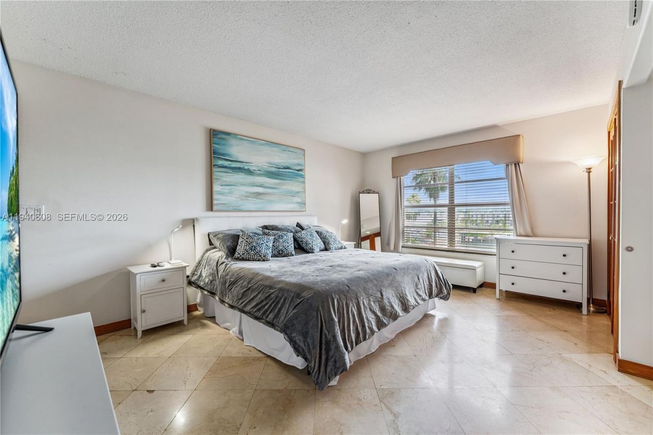 11111 Biscayne Blvd, Unit 4H, Miami, FL 33181 Photo