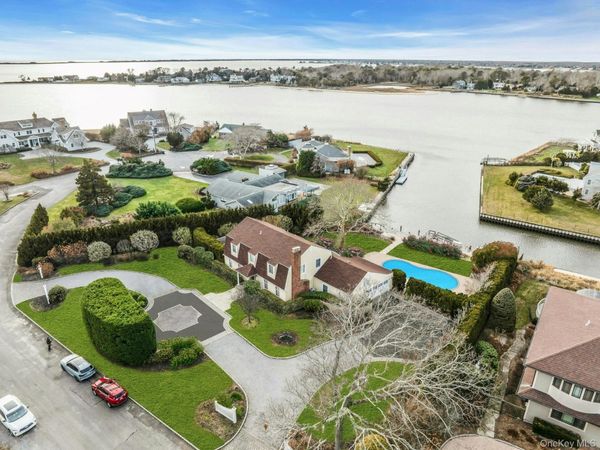 26 Oak Lane, Hampton Bays, NY 11946