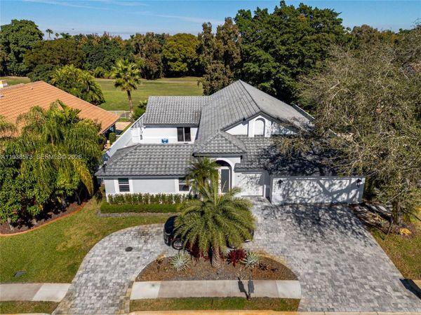 15221 N Laurel Ln N, Pembroke Pines, FL 33027