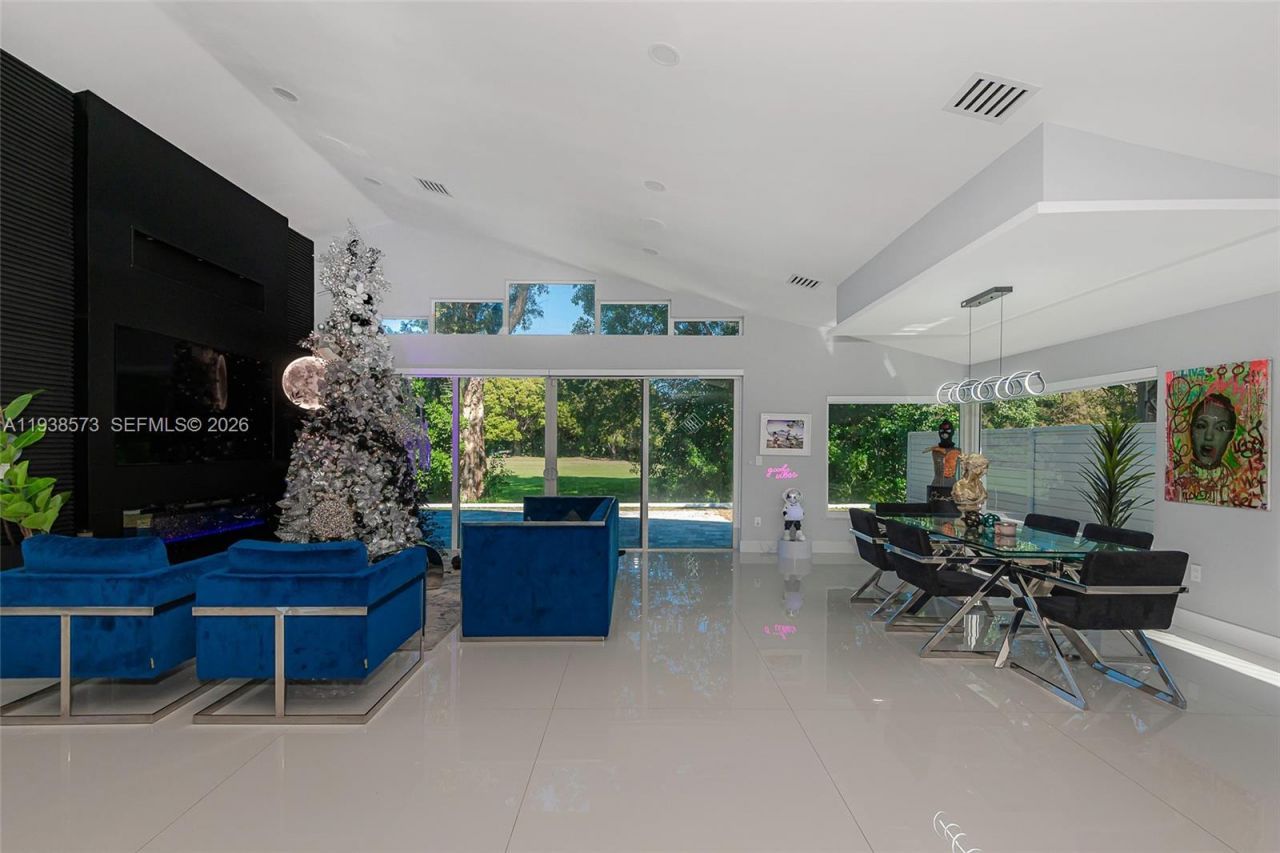 15221 N Laurel Ln N, Pembroke Pines, FL 33027 Photo