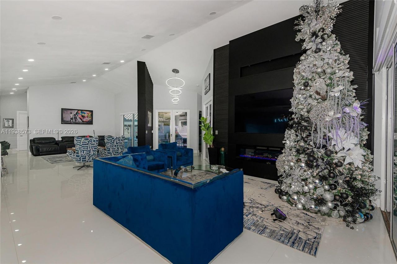 15221 N Laurel Ln N, Pembroke Pines, FL 33027 Photo