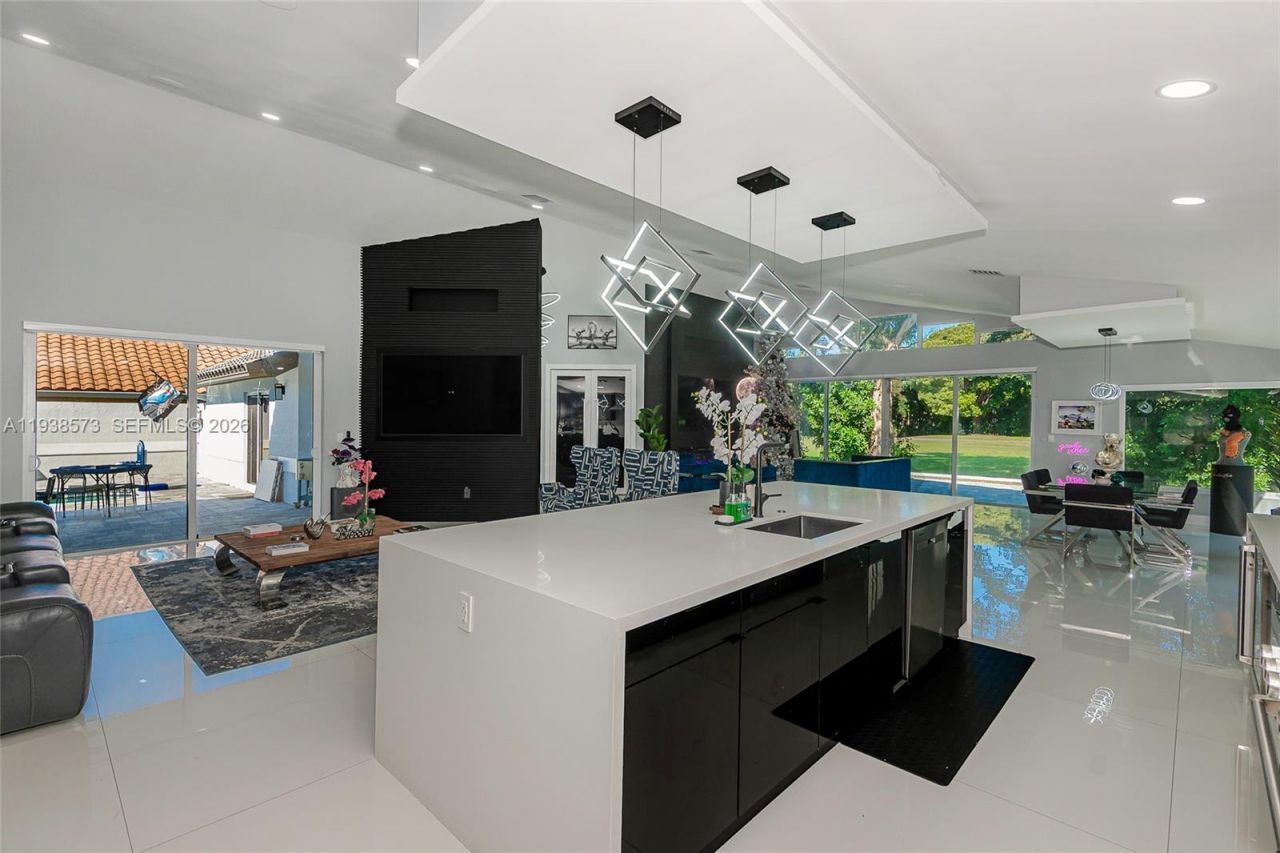 15221 N Laurel Ln N, Pembroke Pines, FL 33027 Photo