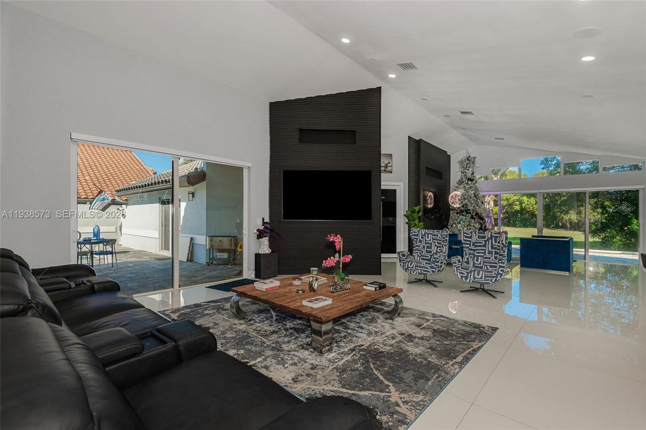 15221 N Laurel Ln N, Pembroke Pines, FL 33027 Photo