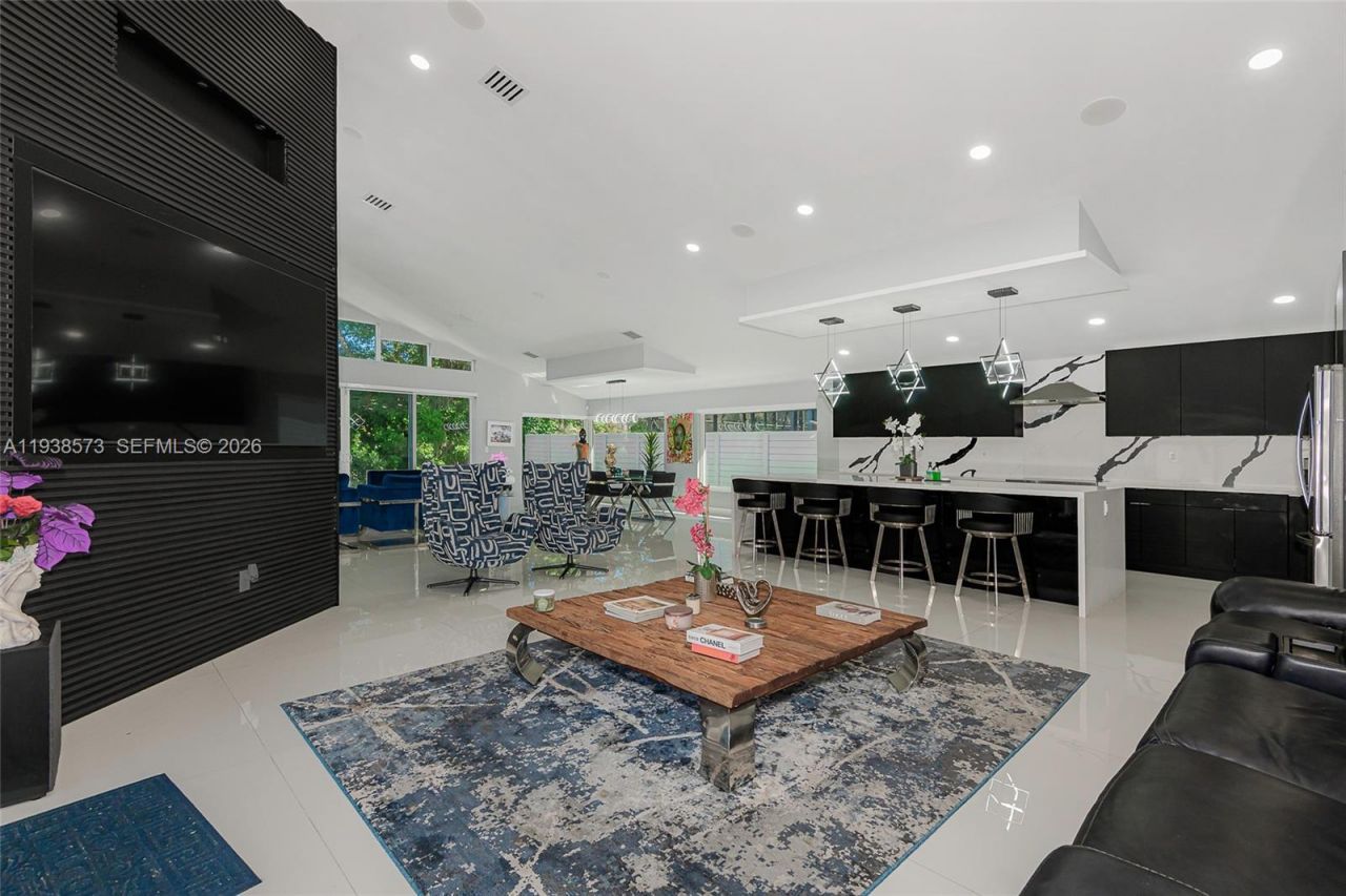 15221 N Laurel Ln N, Pembroke Pines, FL 33027 Photo