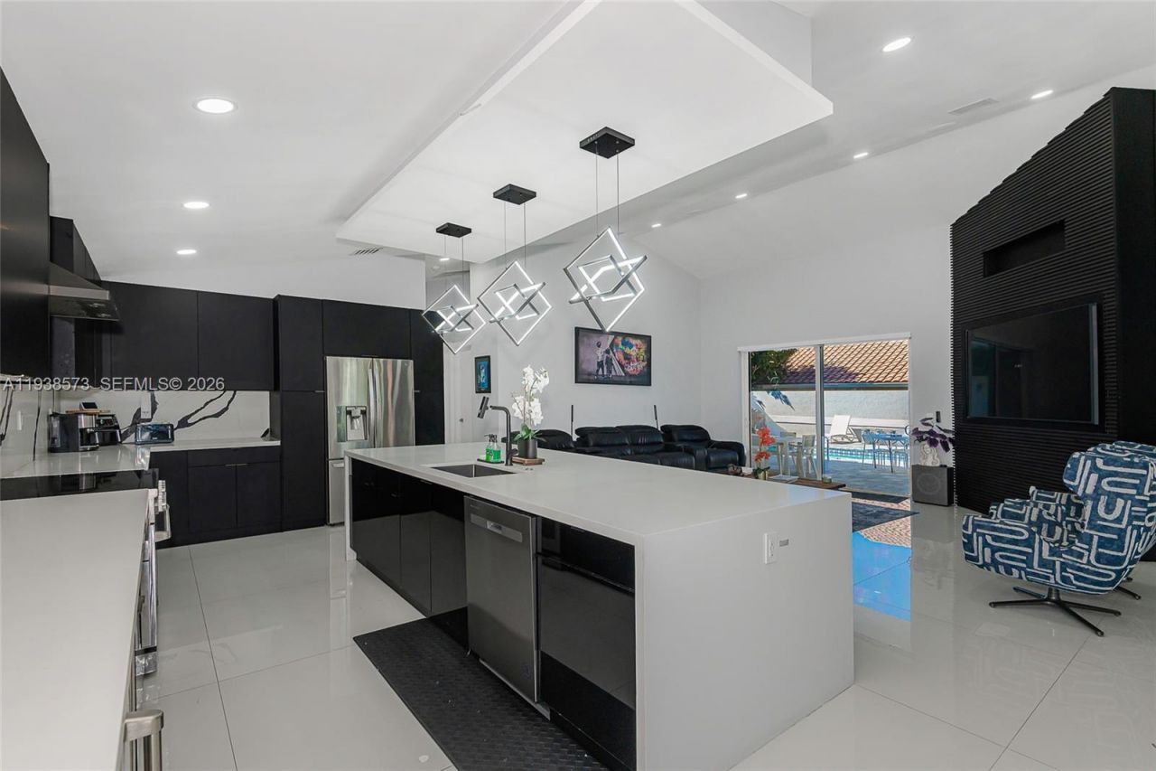 15221 N Laurel Ln N, Pembroke Pines, FL 33027 Photo