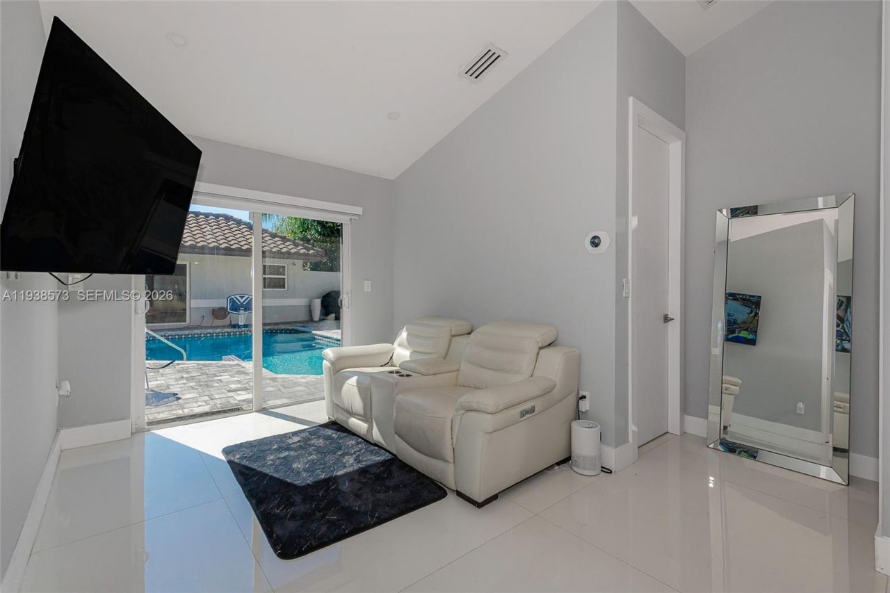 15221 N Laurel Ln N, Pembroke Pines, FL 33027 Photo