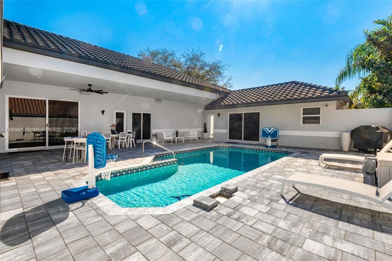 15221 N Laurel Ln N, Pembroke Pines, FL 33027 Photo