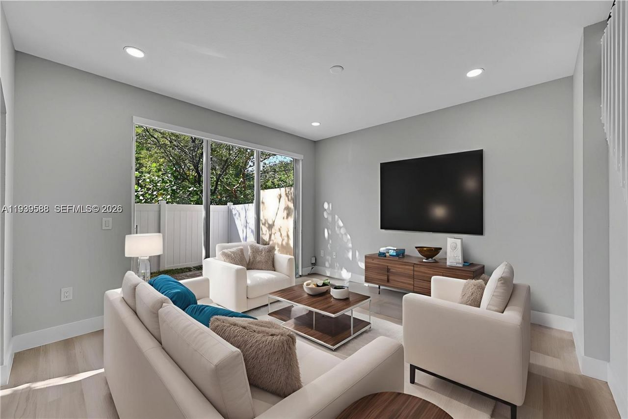 884 NW 170th Ter, Pembroke Pines, FL 33028 Photo