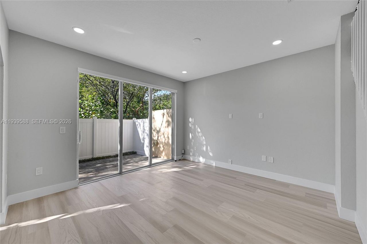 884 NW 170th Ter, Pembroke Pines, FL 33028 Photo